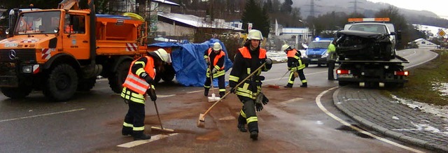 l und andere Unfallspuren beseitigte die Freiwillige Feuerwehr.  | Foto: Olga Niekrasova