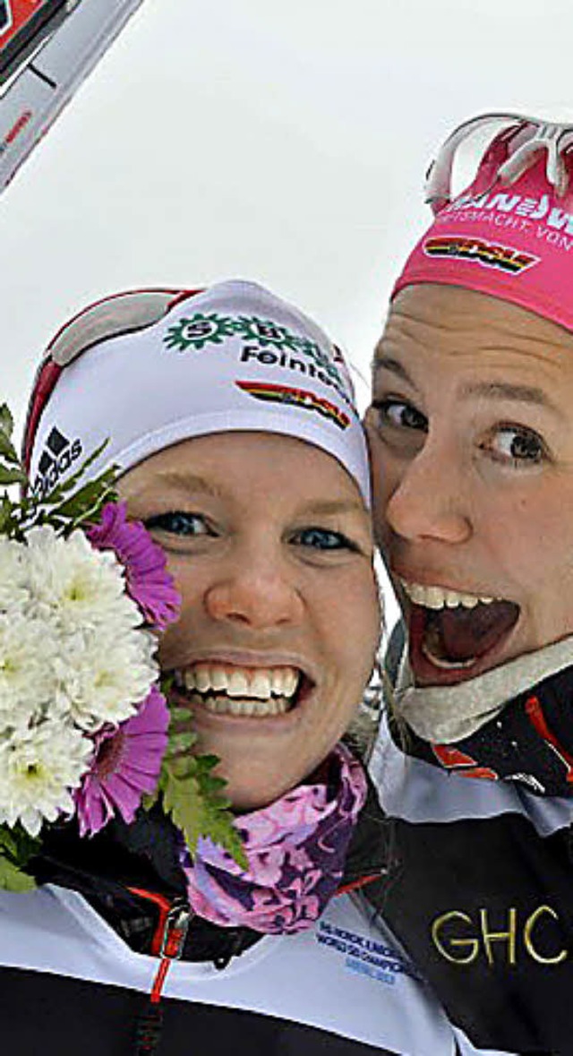 Sandra Ringwald (links)  bejubelt Silber, Hanna Kolb freut sich ber Bronze.   | Foto: FIS