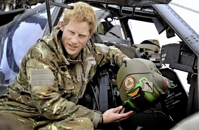 Prinz Harry lie sich in seinem Apache-Hubschrauber ablichten.    | Foto: AFP