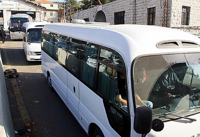 In Bussen werden  russische Staatsbrger nach Beirut gebracht.  | Foto: AFP