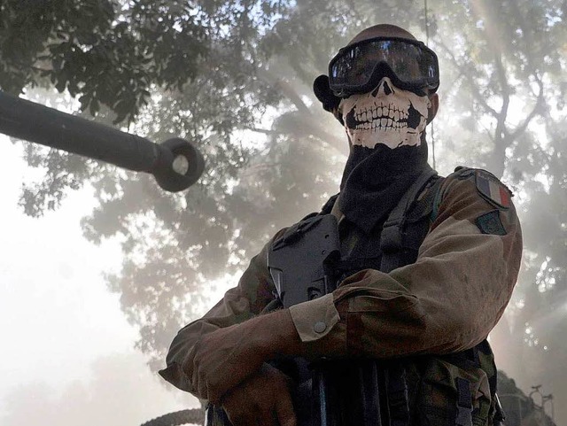 Ein franzsischer Soldat mit Skelettmaske in Mali   | Foto: AFP