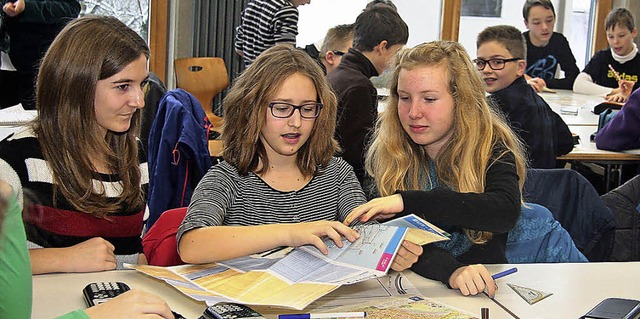 Zum Planen muss man Plne lesen knnen...iums bei der intensiven Projektarbeit.  | Foto: Sandra Decoux-Kone