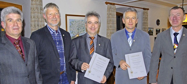 Ehrungen beim Mandolinen- und Gitarren...khart und Dirigent Eugen Bronnenmayer.  | Foto: Roland Vitt