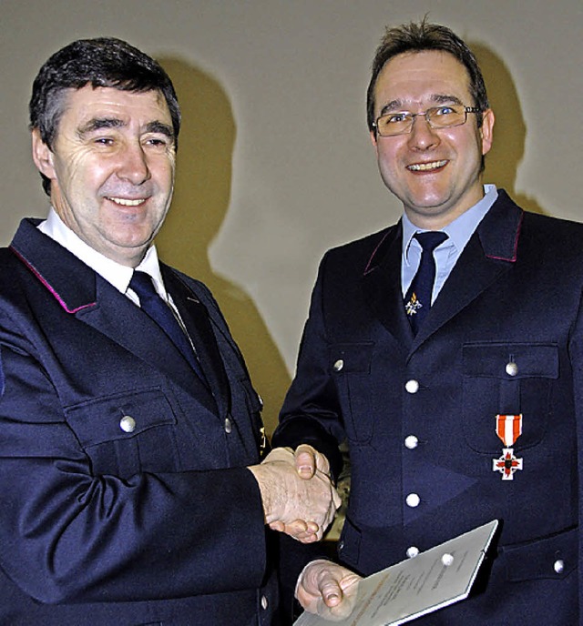 Engelbert Klger (links) berreicht Th...n Silber des Landes Baden-Wrttemberg.  | Foto: Roland Vitt