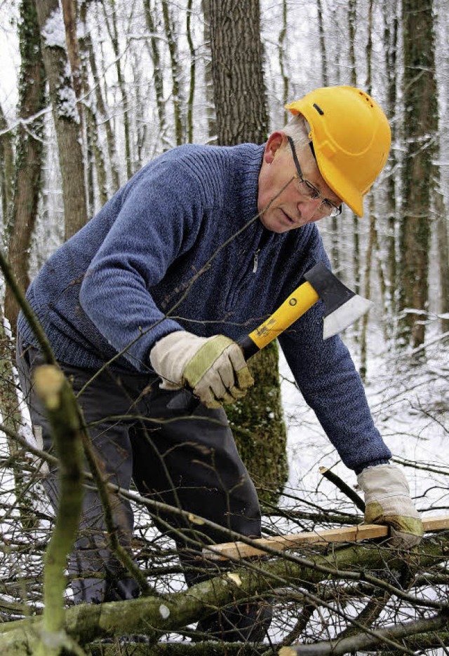 Hans Spittler (61) beim &#8222;Ablnge...kiert jeweils ein Meter lange Stcke .  | Foto: Silvia Faller