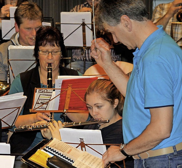 Dirigent Georg Seidler zeigte sich mit...r Musikerinnen und Musiker zufrieden.   | Foto: Chris Seifried