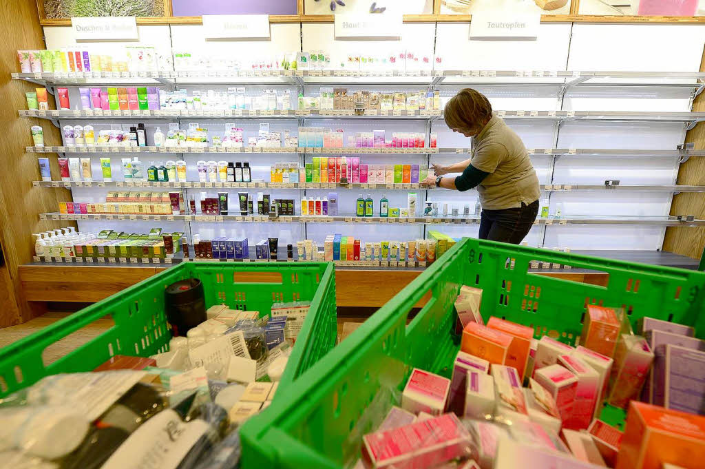 Ware einräumen in Denns Biomarkt Ware einräumen in Denns Biomarkt