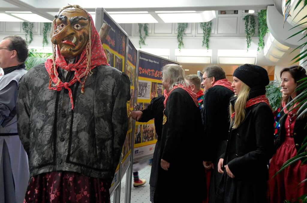 33 Jahre Bgle-Hexen: Die Ausstellungswnde waren gleich umlagert