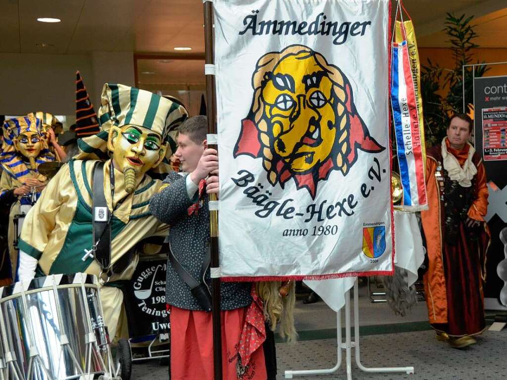 Letzte Abstimmung vor dem Einmarsch: Dominik von den Bgle-Hexen und die Schapfe-Clique aus Teningen
