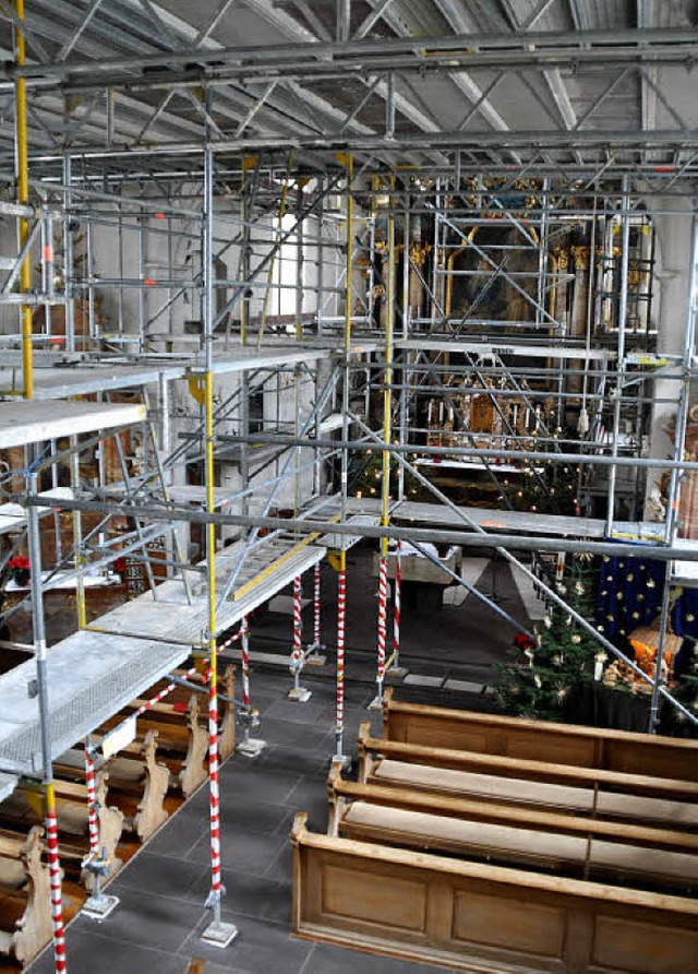 Grobaustelle: Das Neuershauser Kirche...ngerstet, um die Decke abzusttzen.    | Foto: julius steckmeister