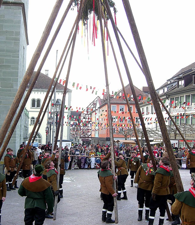 Unter krftigen &#8222;Hau-ruck&#8220;... dem &#8222;Zeller&#8220; Marktplatz.   | Foto: Narrenzunft