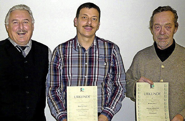 Bruno Aucktor ehrt die beiden treuen P... Vollmer und Uli Schwarz (von links).   | Foto: Klaus brust