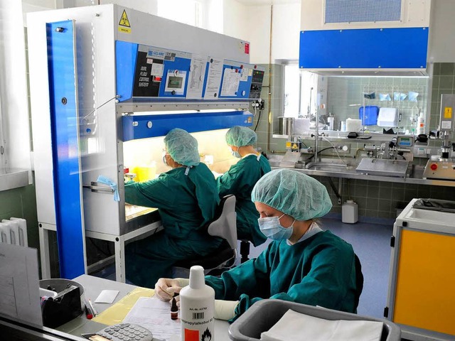Im Laborbereich der Uniklinik sollen weniger Menschen arbeiten als bisher  | Foto: Thomas Kunz