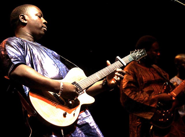 Er musste aus seiner Heimatstadt Niafunke fliehen: Gitarrist Vieux Farka Tour   | Foto: afp