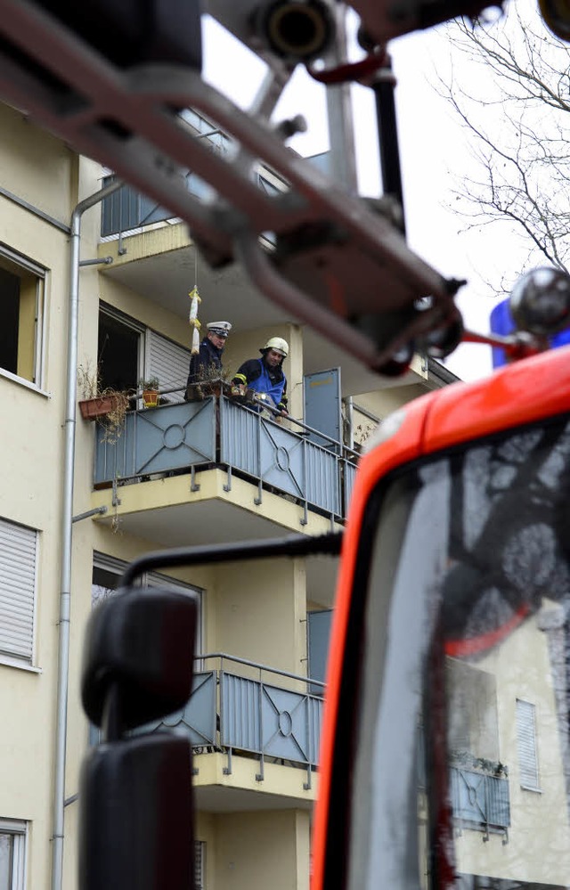 In einer Wohnung in der Neunlindenstra...e Feuerwehr einen Schwelbrand lschen.  | Foto: Ingo Schneider