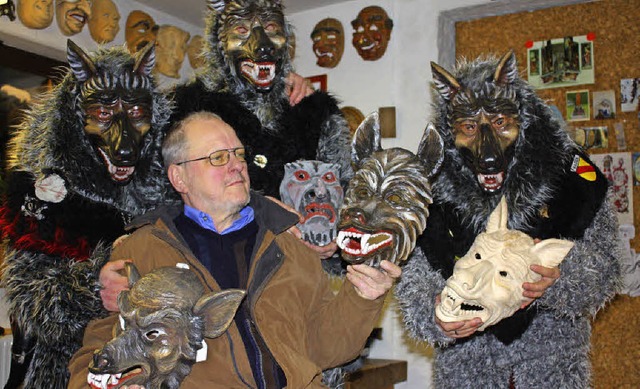 Die &#8222;Leheneckbestien&#8220; habe...en die ehemaligen Masken in der Hand.   | Foto: Gabriele Fssler