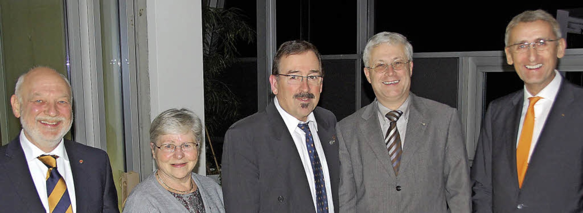 Klaus Michael Effert ehrte Gisela Hard... Dietz und Armin Schuster (von links)   | Foto: Lauber