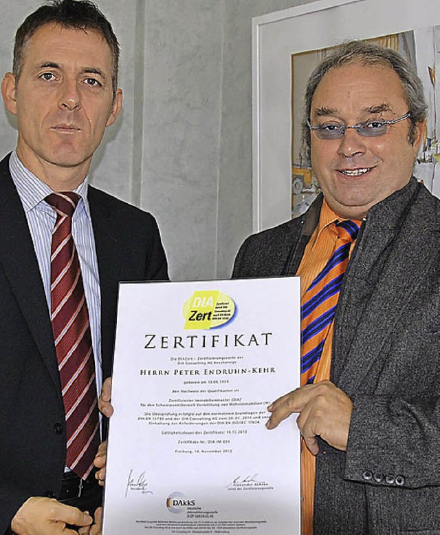 Brgermeister Lutz  gratuliert  Peter Endruhn-Kehr.   | Foto: Privat