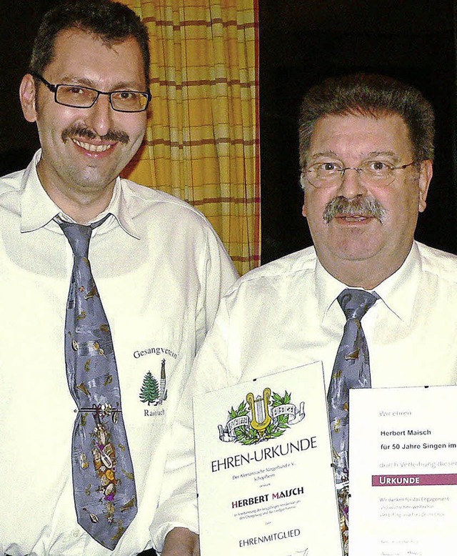 Dirigent Herbert Maisch (rechts) wurde...hre Singen im Chor&#8220; berreicht.   | Foto: Diehl