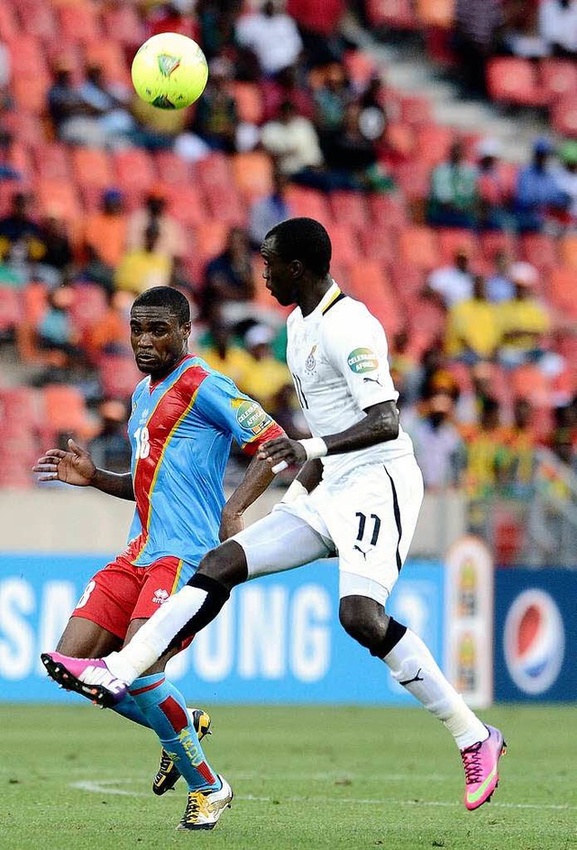 Makiadi (links) im Spiel zwischen dem Kongo und Ghana.  | Foto: afp