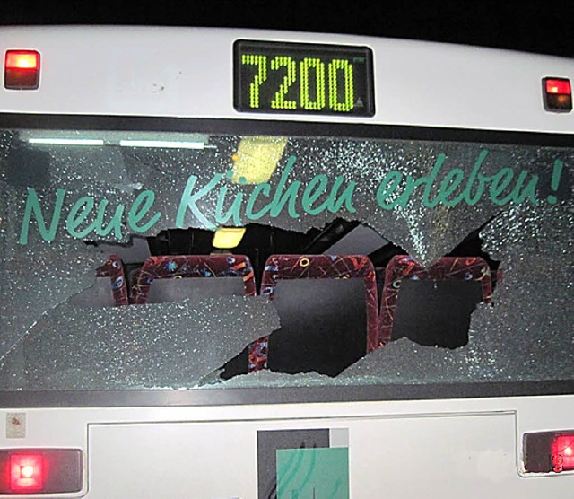 Das Polizeirevier Emmendingen hat jetz...ch die Sachbeschdigung an diesem Bus.  | Foto: Polizei Emmendingen