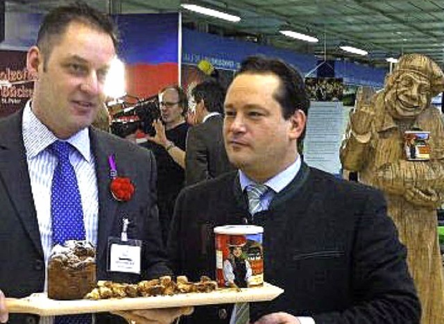 Minister Alexander Bonde (rechts) am S...es Ruf auf der Grnen Woche in Berlin   | Foto: Privat