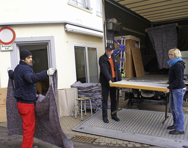 Neben den Umzugsspezialisten waren auc...Heike Ghwinkel beim Umzug behilflich.  | Foto: Werner Probst