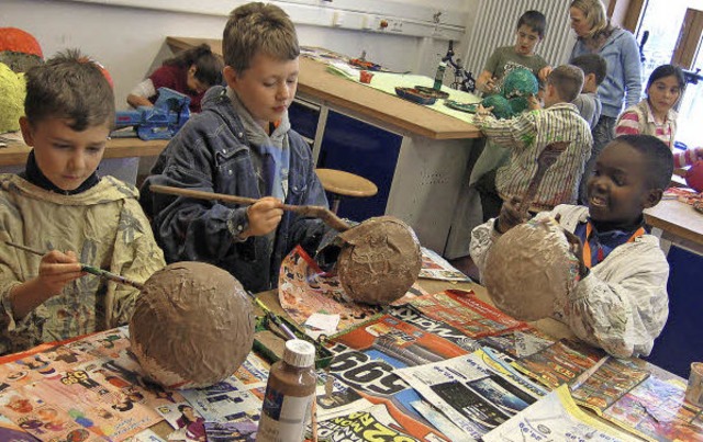 Vorbereitungen auf den groen Kinderumzug im Stadtteilzentrum am Mhlbach.   | Foto: Hillebrandt