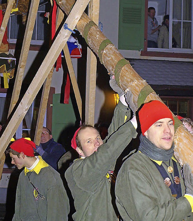 Dngeligeister stemmen den Baum in die Senkrechte.   | Foto: A Greiner