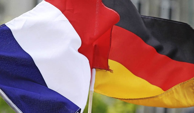 Wehen im Einklang: deutsche und franzsische Flagge  | Foto: Ella Michlle Wern/AFP/Francois Nascimbeni