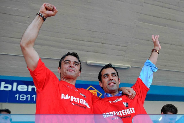 Stiegen mit dem SC Freiburg gemeinsam auf: Damir Buric (l.) und Robin Dutt.  | Foto: dpa