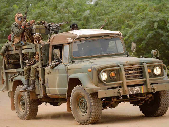 Eine Militrpatrouille malischer Soldaten.  | Foto: AFP