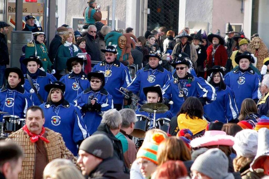 Zum Auftakt des Narrentags in Lahr wird der Narrenbaum auf dem Rathausplatz aufgestellt. (Foto: Heidi Foessel) Zum Auftakt des Narrentags in Lahr wird der Narrenbaum auf dem Rathausplatz aufgestellt. (Foto: Heidi Foessel)