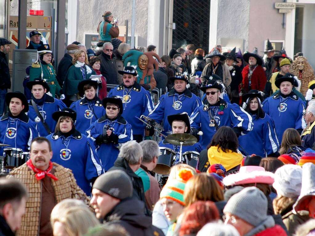 Zum Auftakt des Narrentags in Lahr wird der Narrenbaum auf dem Rathausplatz aufgestellt. Zum Auftakt des Narrentags in Lahr wird der Narrenbaum auf dem Rathausplatz aufgestellt.