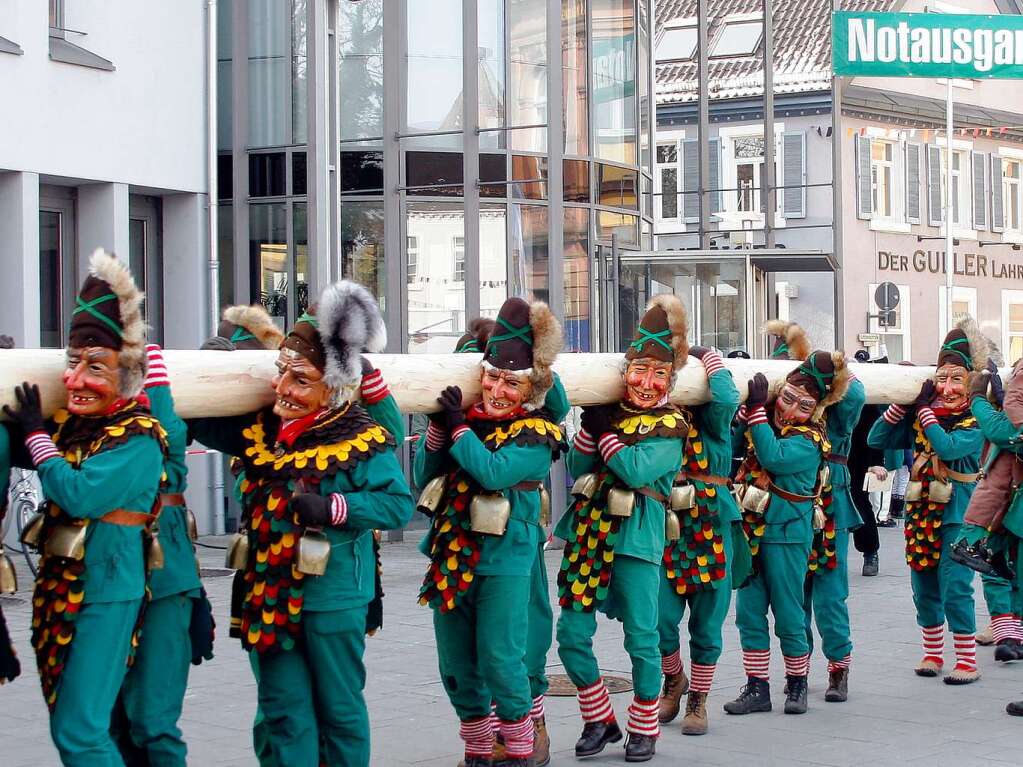 Zum Auftakt des Narrentags in Lahr wird der Narrenbaum auf dem Rathausplatz aufgestellt. Zum Auftakt des Narrentags in Lahr wird der Narrenbaum auf dem Rathausplatz aufgestellt.