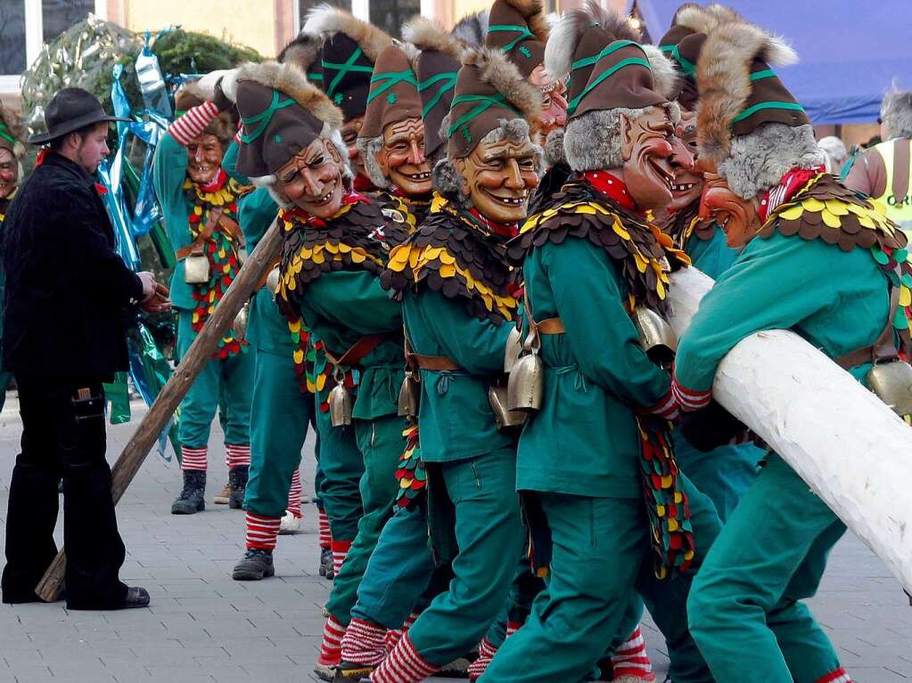 Zum Auftakt des Narrentags in Lahr wird der Narrenbaum auf dem Rathausplatz aufgestellt. Zum Auftakt des Narrentags in Lahr wird der Narrenbaum auf dem Rathausplatz aufgestellt.