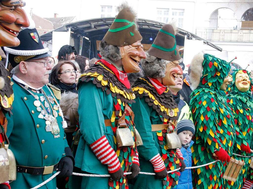Zum Auftakt des Narrentags in Lahr wird der Narrenbaum auf dem Rathausplatz aufgestellt. Zum Auftakt des Narrentags in Lahr wird der Narrenbaum auf dem Rathausplatz aufgestellt.