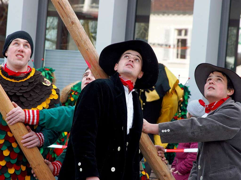 Zum Auftakt des Narrentags in Lahr wird der Narrenbaum auf dem Rathausplatz aufgestellt. Zum Auftakt des Narrentags in Lahr wird der Narrenbaum auf dem Rathausplatz aufgestellt.