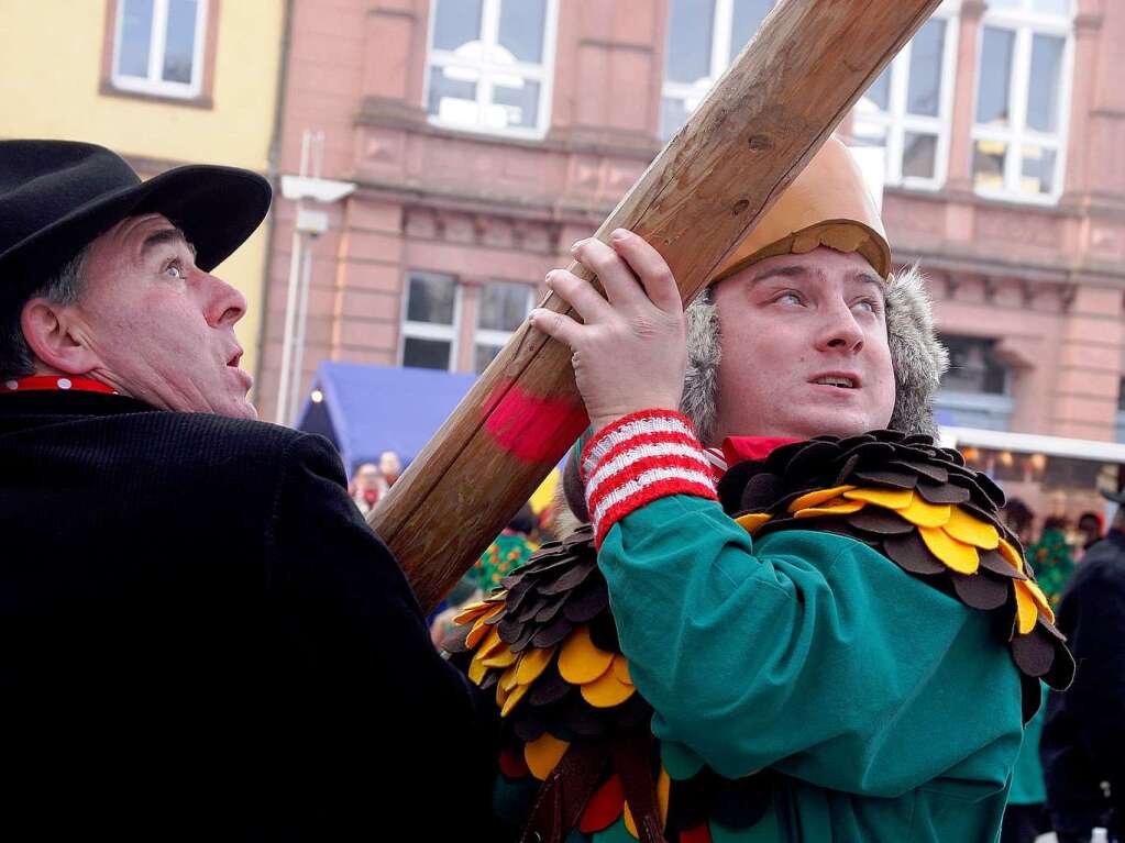 Zum Auftakt des Narrentags in Lahr wird der Narrenbaum auf dem Rathausplatz aufgestellt. Zum Auftakt des Narrentags in Lahr wird der Narrenbaum auf dem Rathausplatz aufgestellt.