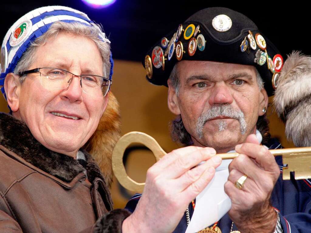 Zum Auftakt des Narrentags in Lahr wird der Narrenbaum auf dem Rathausplatz aufgestellt. Zum Auftakt des Narrentags in Lahr wird der Narrenbaum auf dem Rathausplatz aufgestellt.