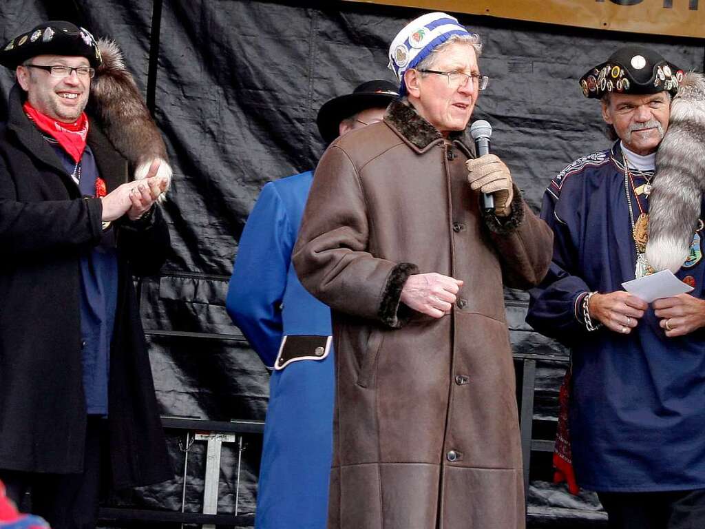 Zum Auftakt des Narrentags in Lahr wird der Narrenbaum auf dem Rathausplatz aufgestellt. Zum Auftakt des Narrentags in Lahr wird der Narrenbaum auf dem Rathausplatz aufgestellt.