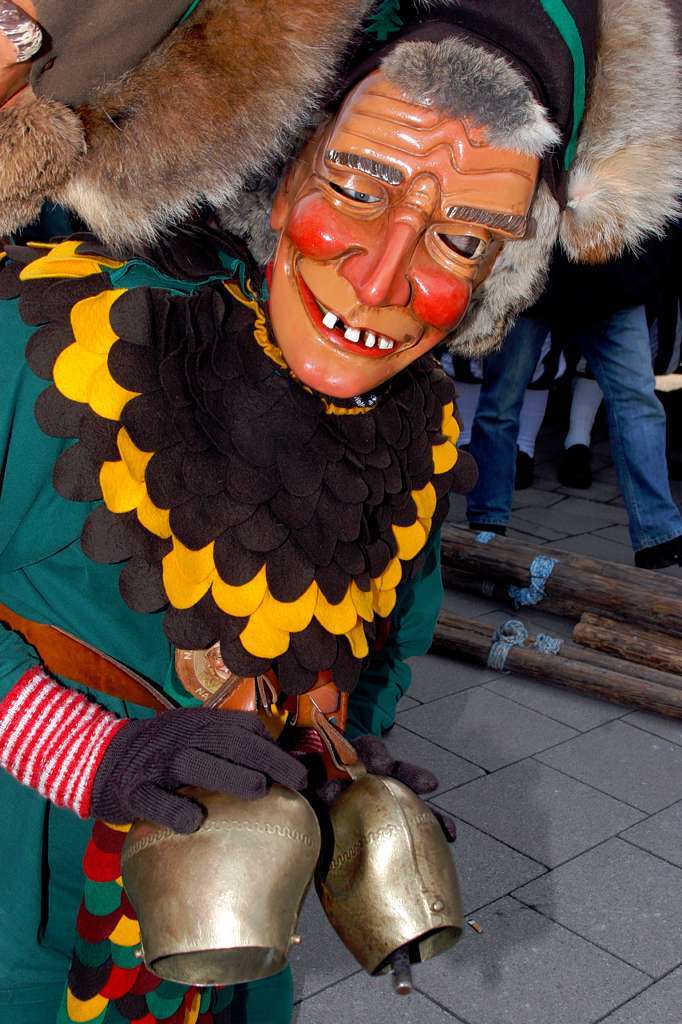 Zum Auftakt des Narrentags in Lahr wird der Narrenbaum auf dem Rathausplatz aufgestellt. Zum Auftakt des Narrentags in Lahr wird der Narrenbaum auf dem Rathausplatz aufgestellt.