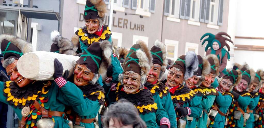 Zum Auftakt des Narrentags in Lahr wird der Narrenbaum auf dem Rathausplatz aufgestellt. Zum Auftakt des Narrentags in Lahr wird der Narrenbaum auf dem Rathausplatz aufgestellt.