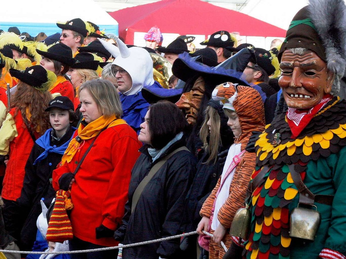 Zum Auftakt des Narrentags in Lahr wird der Narrenbaum auf dem Rathausplatz aufgestellt. Zum Auftakt des Narrentags in Lahr wird der Narrenbaum auf dem Rathausplatz aufgestellt.