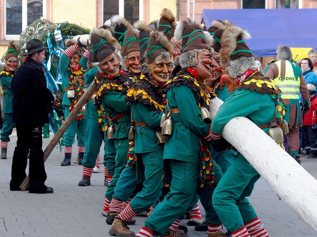 Zum Auftakt des Narrentags in Lahr wird der Narrenbaum auf dem Rathausplatz aufgestellt. Zum Auftakt des Narrentags in Lahr wird der Narrenbaum auf dem Rathausplatz aufgestellt.