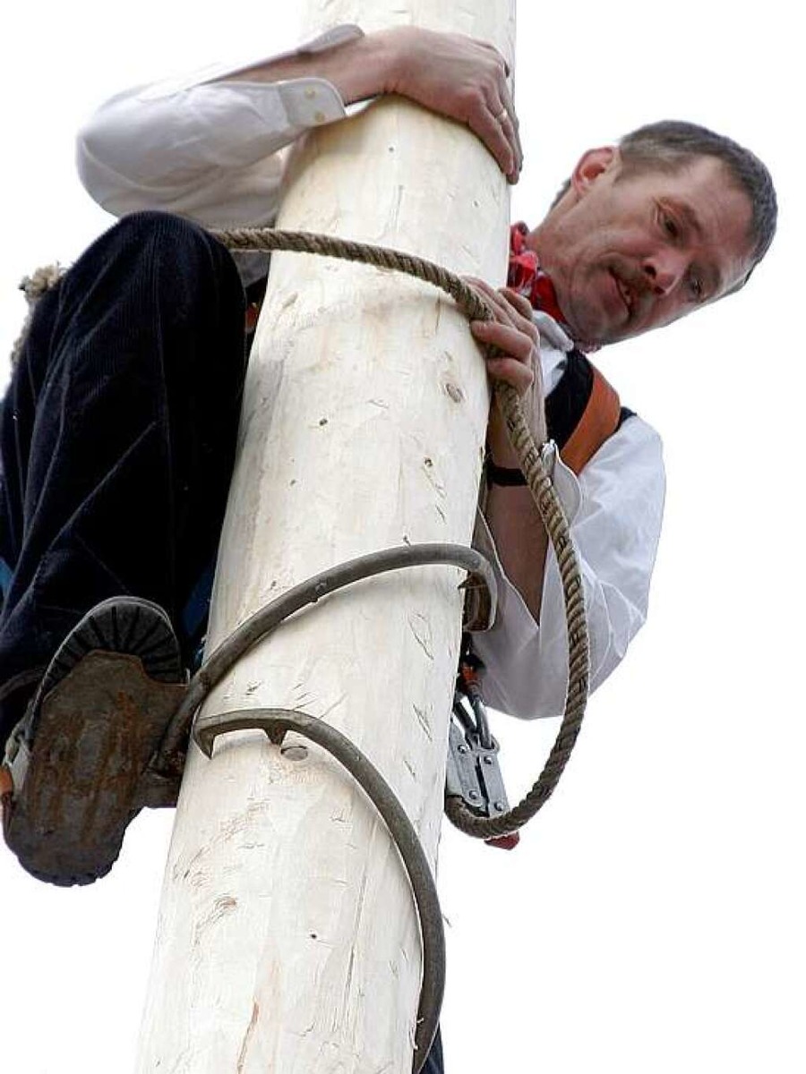 Zum Auftakt des Narrentags in Lahr wird der Narrenbaum auf dem Rathausplatz aufgestellt. Zum Auftakt des Narrentags in Lahr wird der Narrenbaum auf dem Rathausplatz aufgestellt.