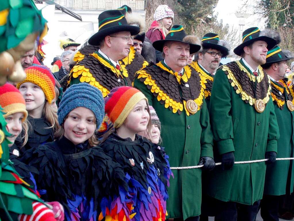 Zum Auftakt des Narrentags in Lahr wird der Narrenbaum auf dem Rathausplatz aufgestellt. Zum Auftakt des Narrentags in Lahr wird der Narrenbaum auf dem Rathausplatz aufgestellt.