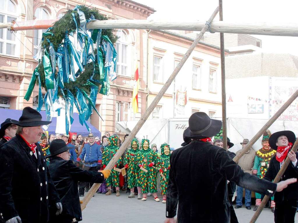 Zum Auftakt des Narrentags in Lahr wird der Narrenbaum auf dem Rathausplatz aufgestellt. Zum Auftakt des Narrentags in Lahr wird der Narrenbaum auf dem Rathausplatz aufgestellt.
