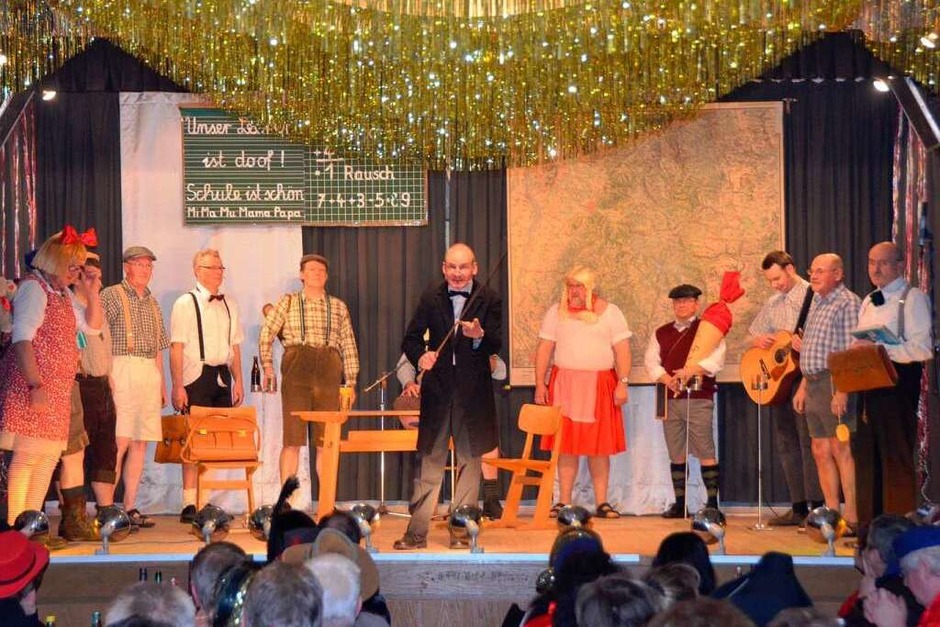 Kräftig Lokalkolorit mischten Kanderns Narren wieder einmal ins Zunftabend-Programm. (Foto: Makus Maier) Kräftig Lokalkolorit mischten Kanderns Narren wieder einmal ins Zunftabend-Programm. (Foto: Makus Maier)