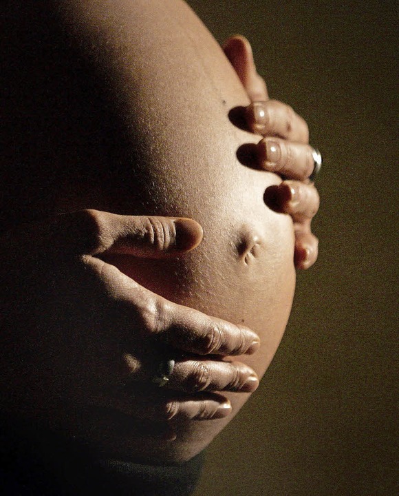 Ist eine Kollegin schwanger, verdoppel...cheinlichkeit, dass ihr andere folgen.  | Foto: Verwendung weltweit, usage worldwide